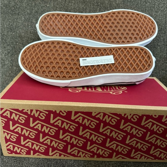 NWT Vans Women’s 7.5 Shoes - Picture 2 of 4
